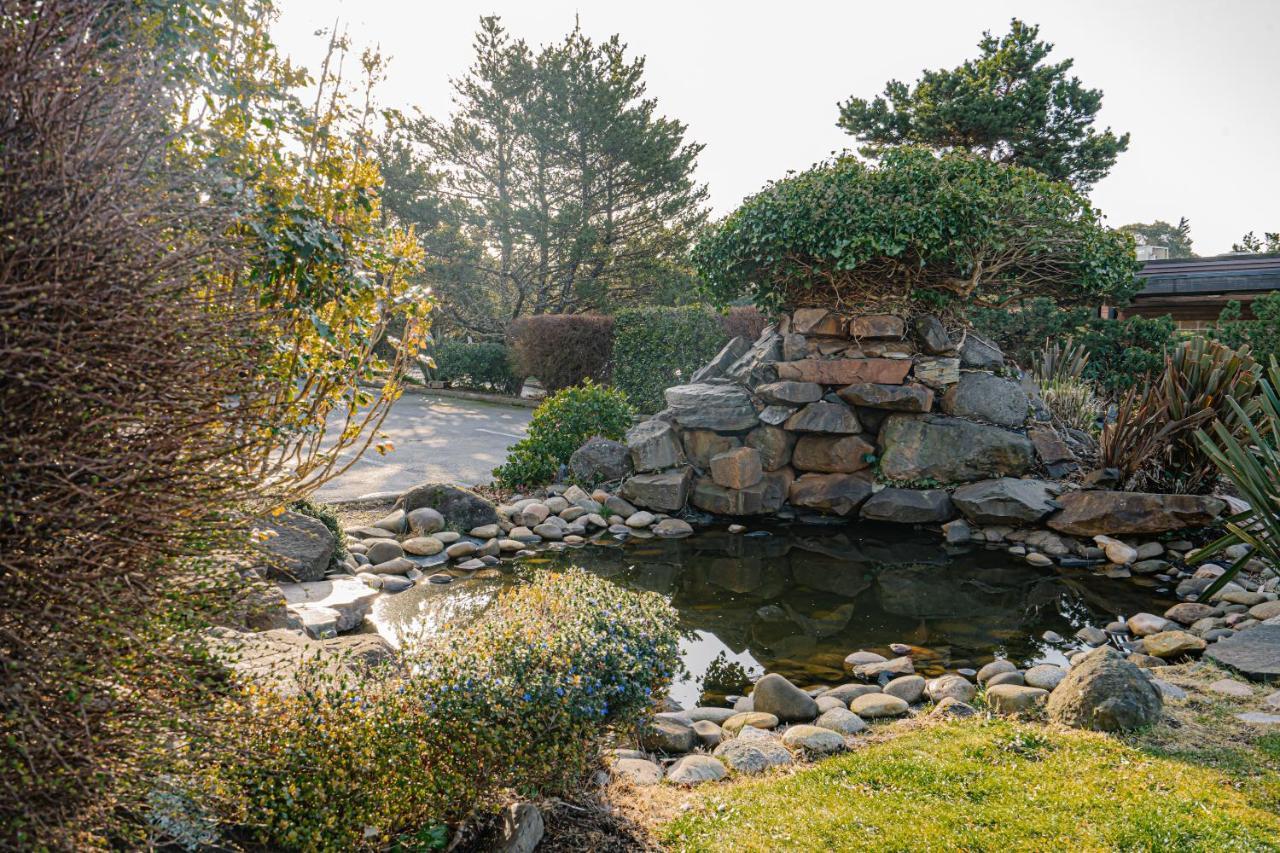 The Ashley Inn & Suites Lincoln City Exterior photo
