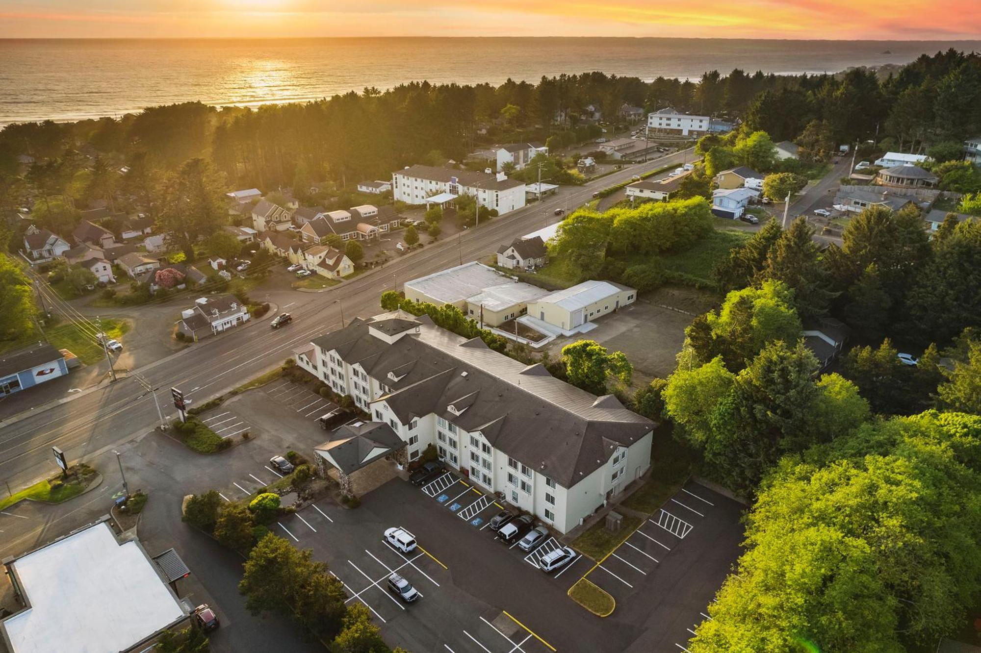 The Ashley Inn & Suites Lincoln City Exterior photo